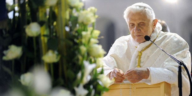 Dix paroles fortes de Benoît XVI sur la puissance de guérison du rosaire Web3-pope-benedict-xvi-rosary-pray-afp-000_par3233985