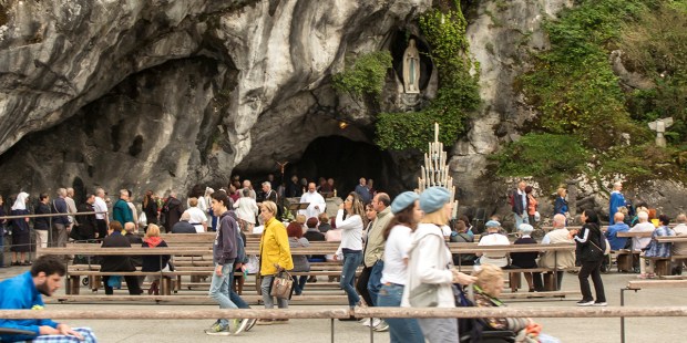Le pape François se rendra-t-il bientôt à Lourdes ? Web3-lourdes-holy-water-sanctuary-france-shutterstock_1506477140