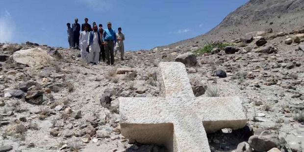 Pakistan : l’incroyable découverte d’une immense croix vieille de 1,200 ans Cross-pakistan-pamir-times