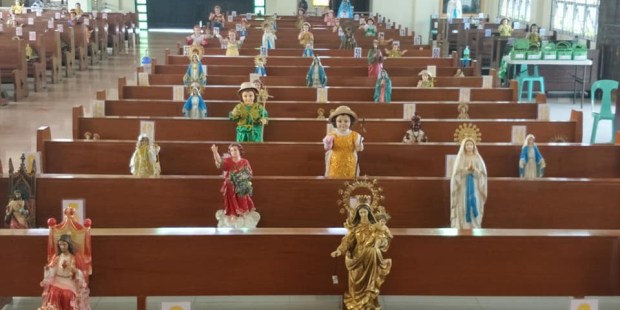 Dans cette église, ce sont des saints qui s’assurent de la distanciation sociale (Vidéo - 1 min) Philippines