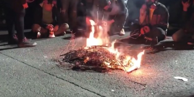 États-Unis : une vidéo de manifestants brûlant une Bible provoque l’indignation Capture