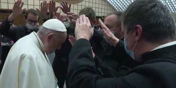 ❤ Vidéo : tout juste ordonnés prêtres, ils bénissent le pape François ❤ Pape-Franc%CC%A7ois-pre%CC%82tres